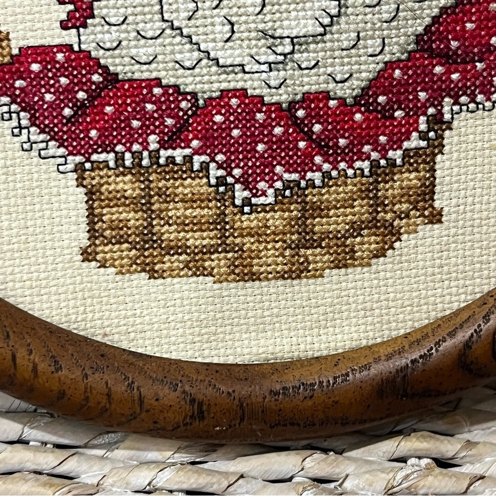 Leisure arts fancy feathers Crosstitch Finished chicken Basket Round Country - Picture 3 of 6